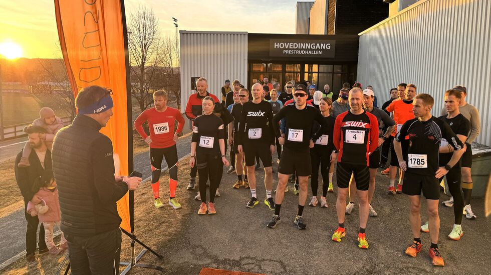 Vårkledde løpere på plass utenfor Prestrudhallen mens sola er i ferd med å forsvinne bak Totenåsen. (Foto: Hilde Hagevik Odde/Bedriftsidretten Innlandet)