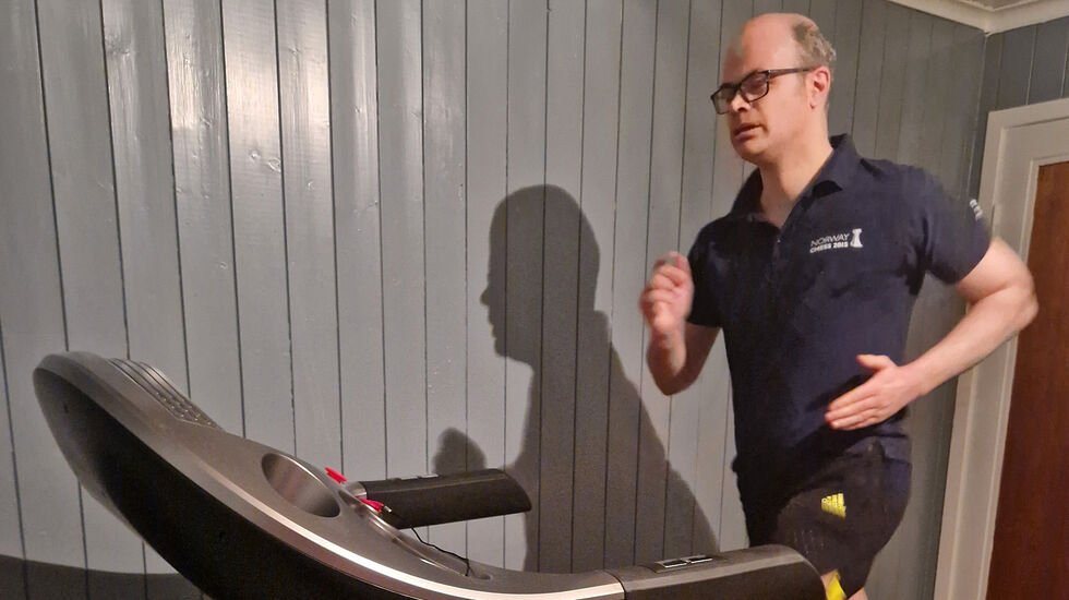 Hans Olav Lahlum liker best relativt korte og raske mølleøkter. Før jul gjorde 51-åringen unna en 3000 m på mølla på 11.55. (Foto: privat)
