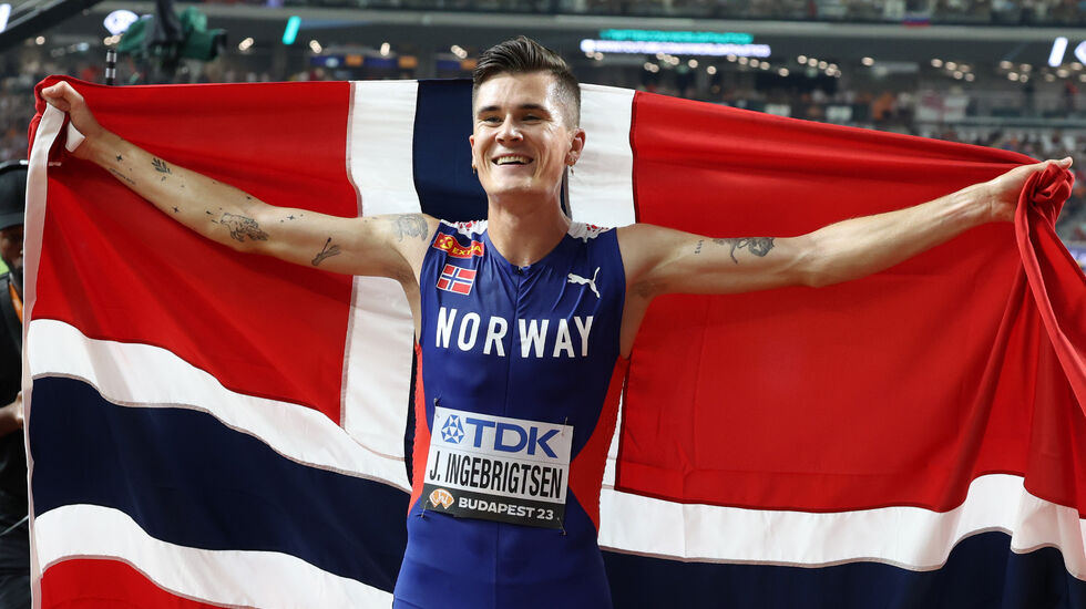 Jakob Ingebrigtsen ble verdensmester innendørs for første gang, og kunne igjen trekke det norske flagget over skuldrene. Her fra VM i Budapest 2023. (Foto: Arne Dag Myking)