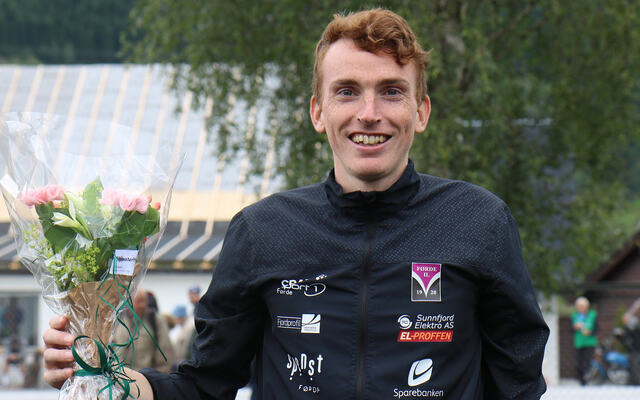 Marius Vedvik fekk velfortente blomar etter i fjor å ha sett løyperekord i Jølster halvmaraton med 1.06.27. (Foto: Bertine Moen)