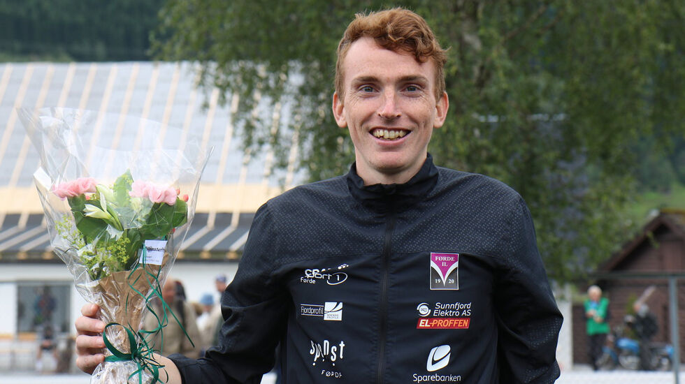 Marius Vedvik fekk velfortente blomar etter i fjor å ha sett løyperekord i Jølster halvmaraton med 1.06.27. (Foto: Bertine Moen)