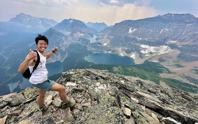 Høyt oppe: Omringet av Egypt Lake og Pharaoh Peaks befinner Andreas Sung Unstad seg 2700 moh. i Banff nasjonalpark i Alberta, Canada. (Foto: Leila Pilliard)