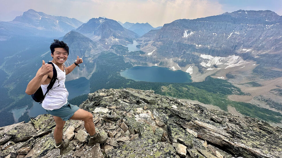 Høyt oppe: Omringet av Egypt Lake og Pharaoh Peaks befinner Andreas Sung Unstad seg 2700 moh. i Banff nasjonalpark i Alberta, Canada. (Foto: Leila Pilliard)