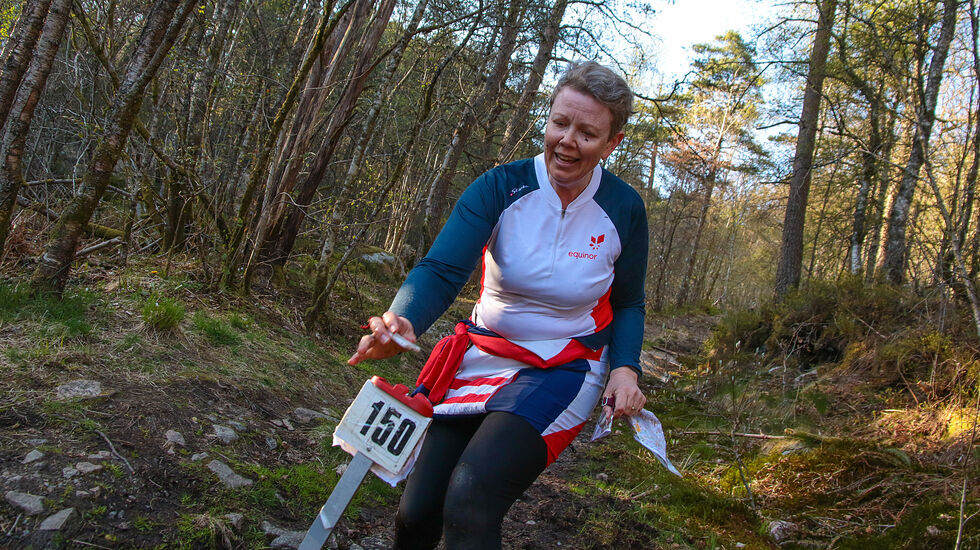 Liv Ormberg har funnet den siste posten i et av løpene i bedriftsorienteringen i Bergen. (Foto: Arne Dag Myking)