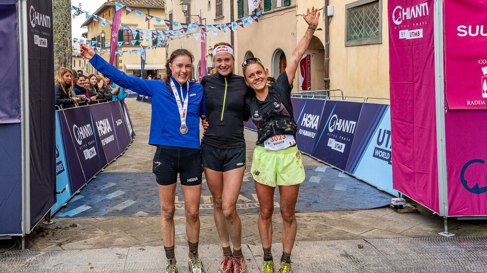 Norske Ida Robsahm (til venstre) ble nummer to på maratonløpet, slått av Judith Wyder og med god margin bakover til Maëlle Beauvir. (Foto: arrangøren)