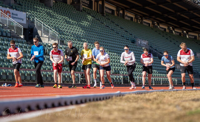 Løperne i et av de tre mosjonsheata er klar til å gyve laus på 7,5 runder på gamle ærverdige Bislett stadion. (Foto: Gudmund Toverud Høglund)