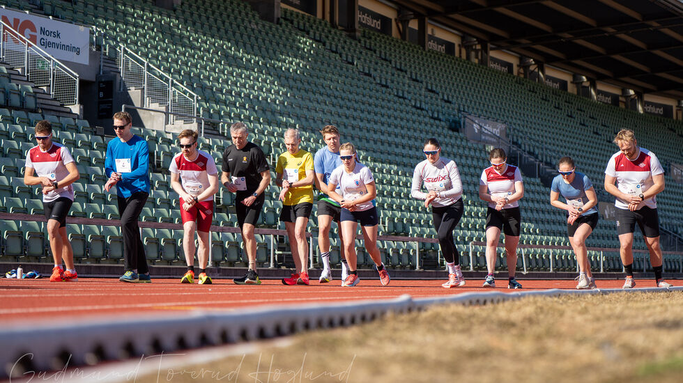 Løperne i et av de tre mosjonsheata er klar til å gyve laus på 7,5 runder på gamle ærverdige Bislett stadion. (Foto: Gudmund Toverud Høglund)