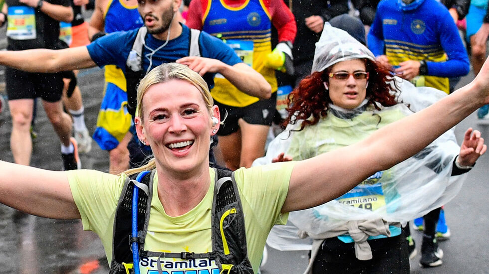 Regnvær så ikke ut til å legge noen demper på løpsgleden i Milano. (Foto: arrangøren)