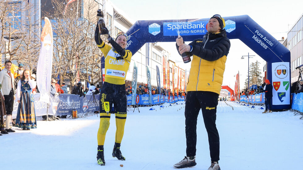 Anikken Gjerde Alnæs og Ole Jørgen Bruvoll kan sprette champagnen og feire at de er sammenlagtvinnere av denne sesongens Ski Classics.  (Foto: Manzoni/NordicFocus)