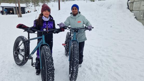 2 jenter med hver sin fatbike sykkel, fornøyde, Olavsbakken, vinter