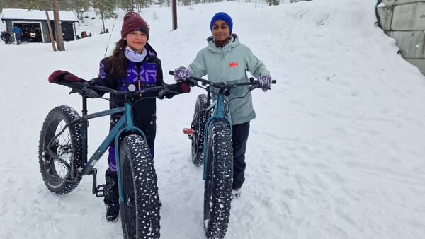 2 jenter med hver sin fatbike sykkel, fornøyde, Olavsbakken, vinter
