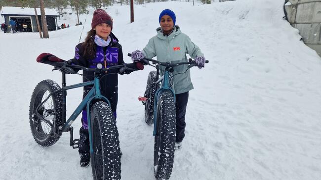 2 jenter med hver sin fatbike sykkel, fornøyde, Olavsbakken, vinter