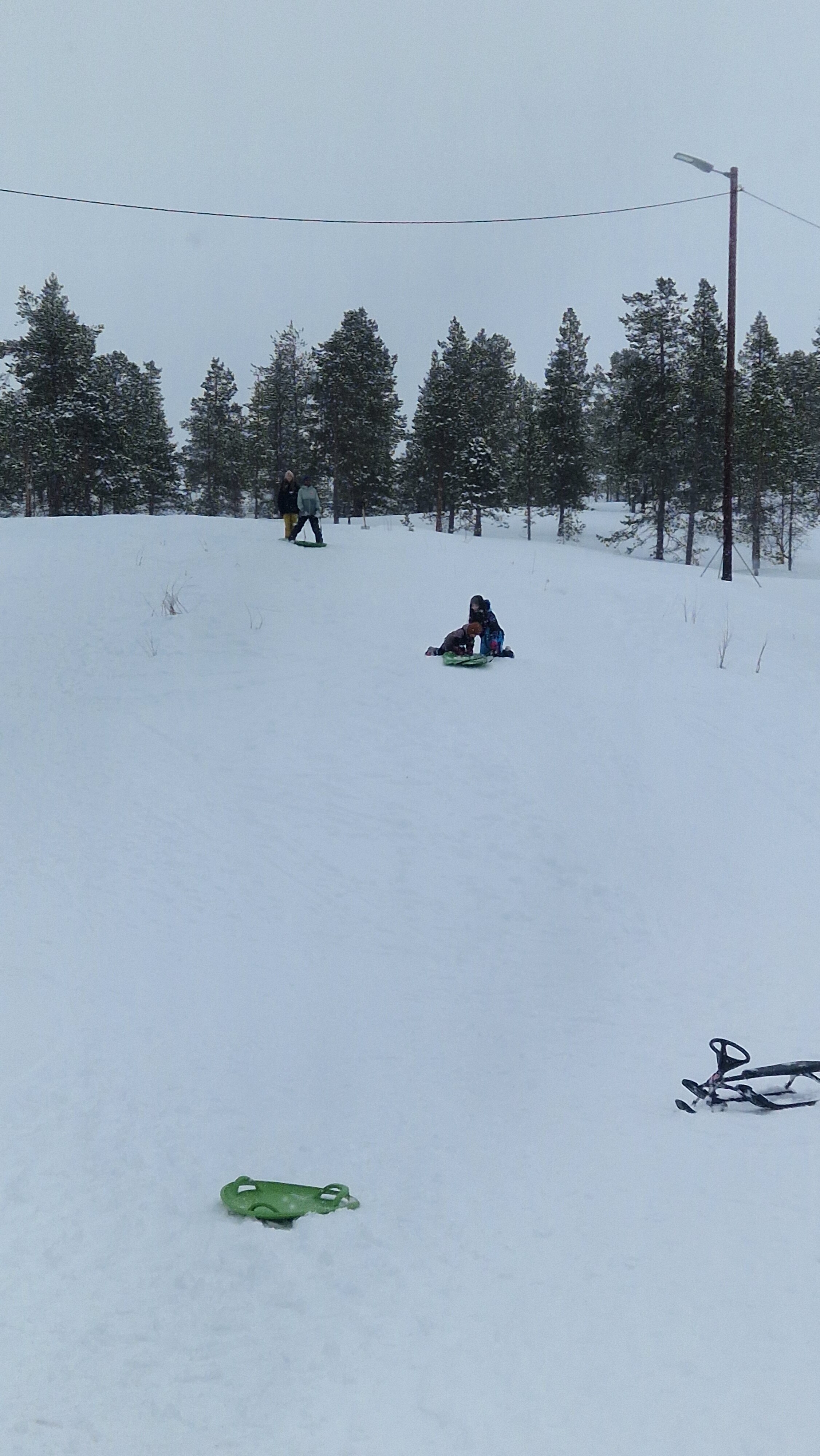 Barn i aking, Olavsbakken, vinter