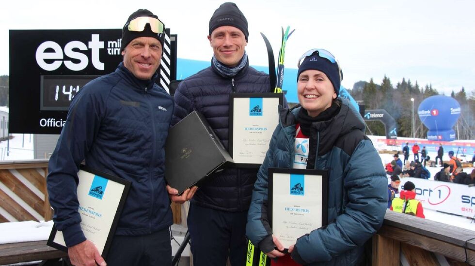 Birken har mye å takke Skiklubben-trioen Anders Aukland, Emil Gukild og Silje Nordnes for og kvitterte med å tildele trioen Birkens Hederspris for 2025. (Foto: Birken)