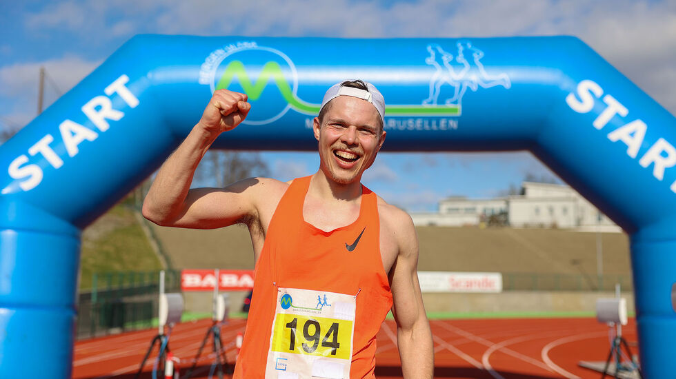 Karlis Eiduks fra Latvia kan juble over seieren på 100 km i sitt debutløp på denne distansen. (Foto: Arne Dag Myking)