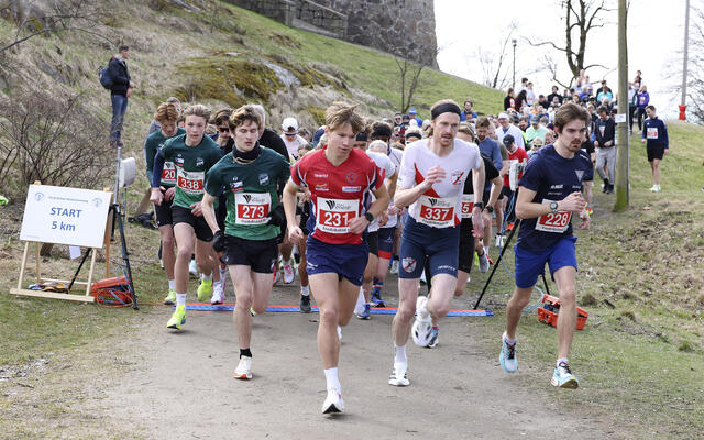 5 km-feltet legger av gårde. Dessverre skulle Sverre Lande Johansen (273), Syver Strand Gulbrandsen (231) og Magnus Erstad (337) bli vist feil trasé etter knappe 2 kilometers løping. (Foto: Ida Christin Foss)