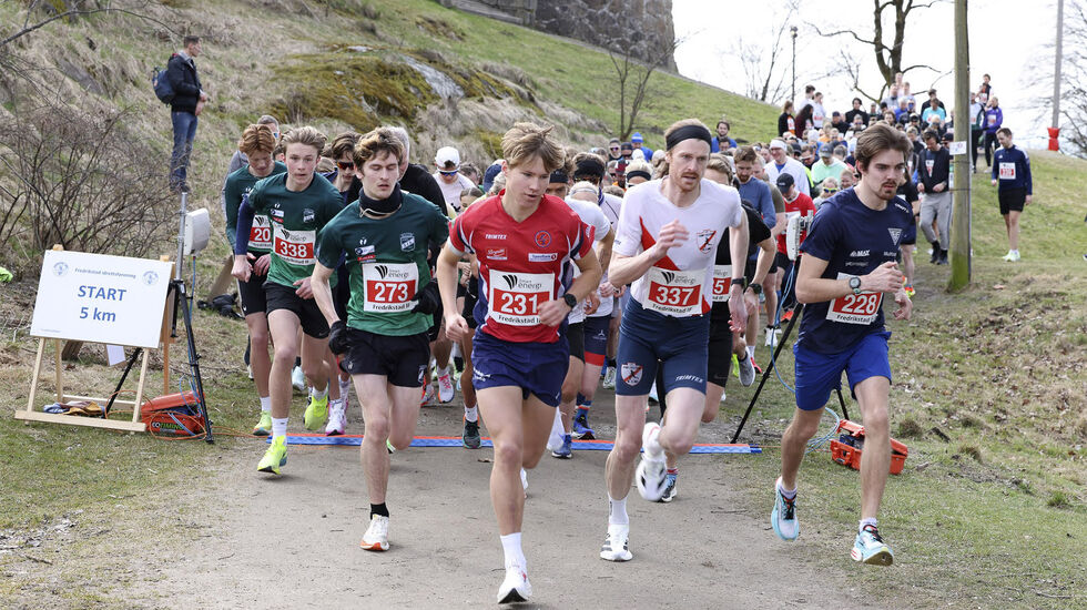 5 km-feltet legger av gårde. Dessverre skulle Sverre Lande Johansen (273), Syver Strand Gulbrandsen (231) og Magnus Erstad (337) bli vist feil trasé etter knappe 2 kilometers løping. (Foto: Ida Christin Foss)