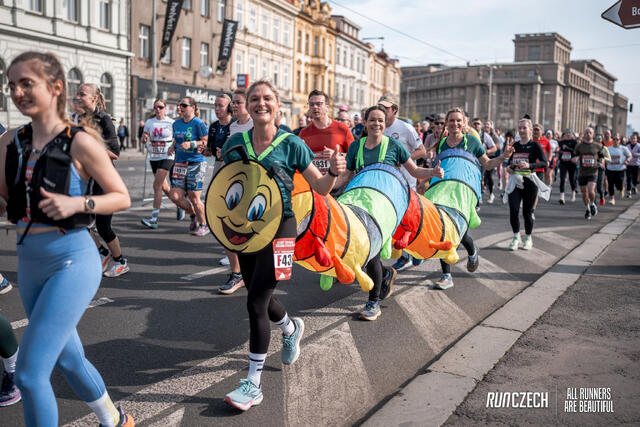 Halvmaratonløpet bukter seg som en orm gjennom Prahas gater. (Foto: RunCzech)