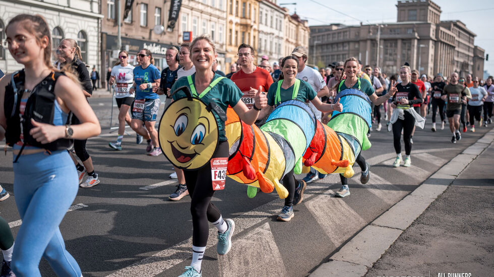 Halvmaratonløpet bukter seg som en orm gjennom Prahas gater. (Foto: RunCzech)