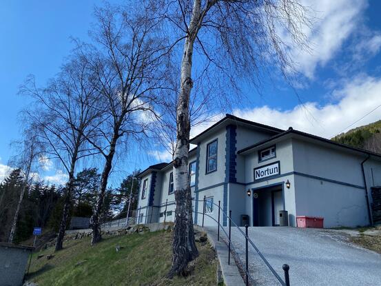 Grå bygning med skilt der det står Nortun