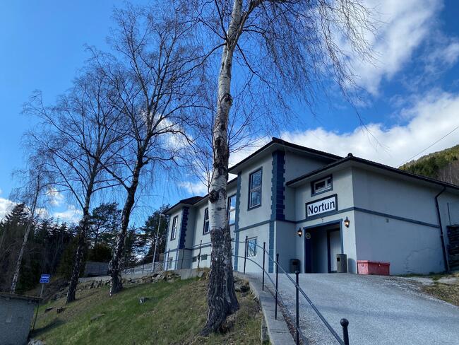 Grå bygning med skilt der det står Nortun
