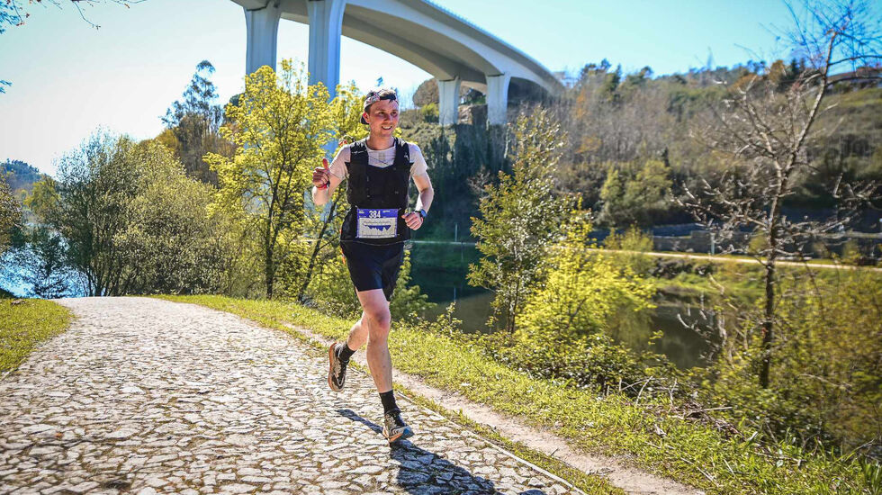 Erland Eldrup løper inn til en klar seier på det 60 km lange terrengultraløpet Ultra Trail Marao i Portugal. (Foto: @susanaluzir)