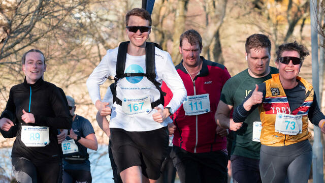 Fra Hålandsvannet halvmaraton. En gruppe har siktet seg inn på 2:00. (Foto: Tore Melberg)