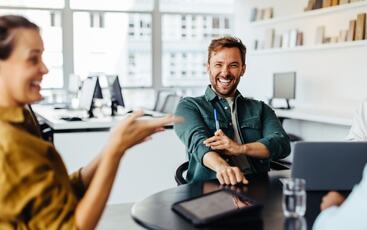 Tillit bygges ikke av én samtale – men av små, oppriktige spørsmål stilt over tid. (Foto: Istock.com)