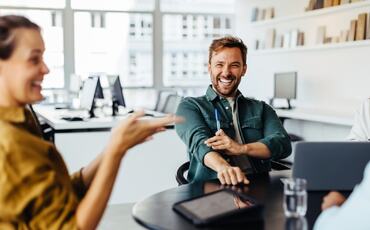 Tillit bygges ikke av én samtale – men av små, oppriktige spørsmål stilt over tid. (Foto: Istock.com)