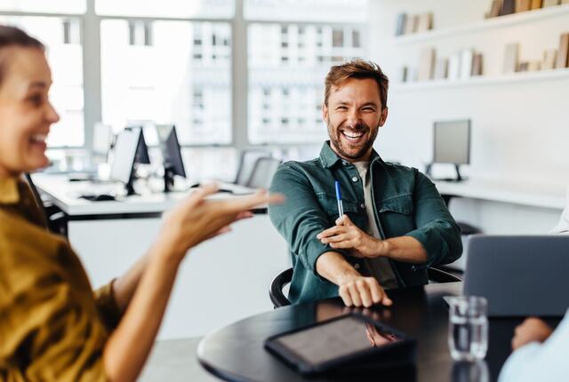 Tillit bygges ikke av én samtale – men av små, oppriktige spørsmål stilt over tid. (Foto: Istock.com)