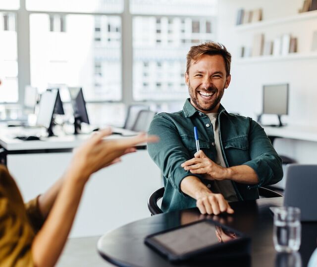 Tillit bygges ikke av én samtale – men av små, oppriktige spørsmål stilt over tid. (Foto: Istock.com)
