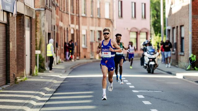 Jimmy Gressier i tet tidlig i løpet foran Efrem Gidey og Awwt Kibrab. (Foto: European Athletics)