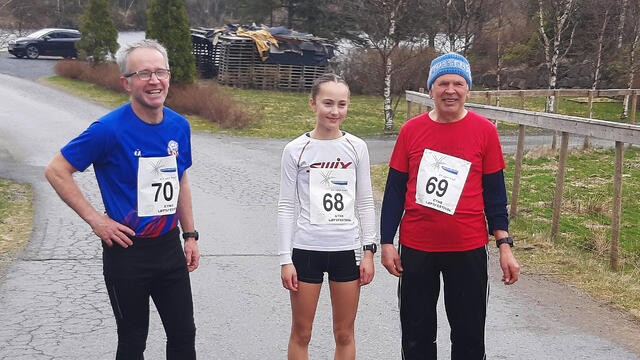 Tiril Opsøen etter løyperekord i Trongjo Ned. Her saman med Magne Berge og Harald Måge. (Foto: arrangøren)