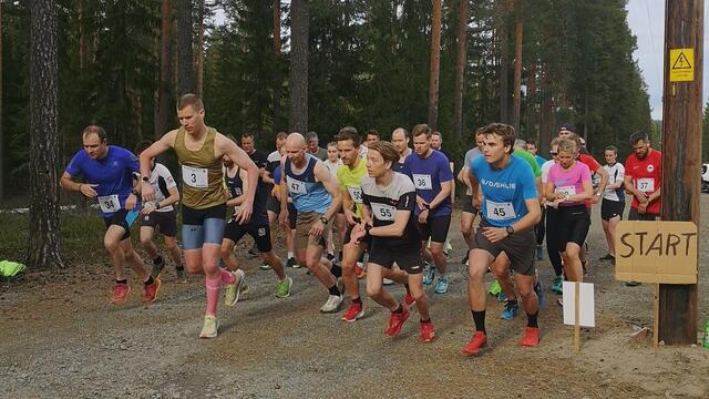 Fra starten for det største feltet i fjorårets Kongsvingerkarusell med 49 løpere på Liermoen. (Foto: arrangøren)