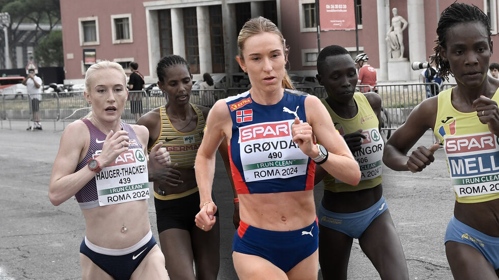 Karoline Bjerkeli Grøvdal debuterer på maraton i Hamburg, og sikter mot norsk rekord. Her fra halvmaraton under EM i Roma i 2024. (Foto: Bjørn Johannessen)