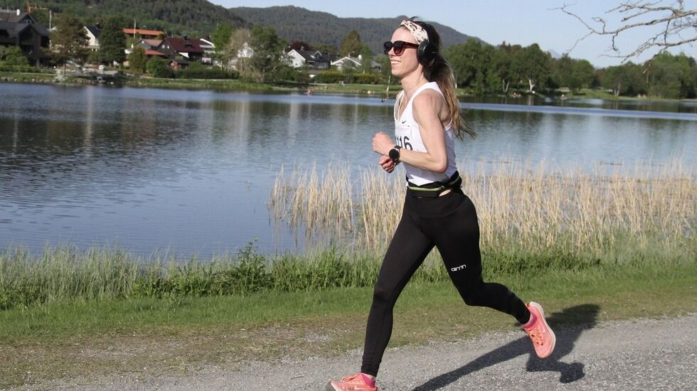 Løpet går langs Brusdalsvatnet og her Lillevatnet. Bildet er fra et sommerløp i mai 2024. Foto: Helge Fuglseth