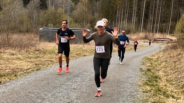Marianne Myklebust viste strålende løping og humør i bakkene i Furuberget. (Foto: Pål-Erik Langøigjelten)