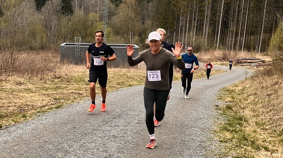Marianne Myklebust viste strålende løping og humør i bakkene i Furuberget. (Foto: Pål-Erik Langøigjelten)