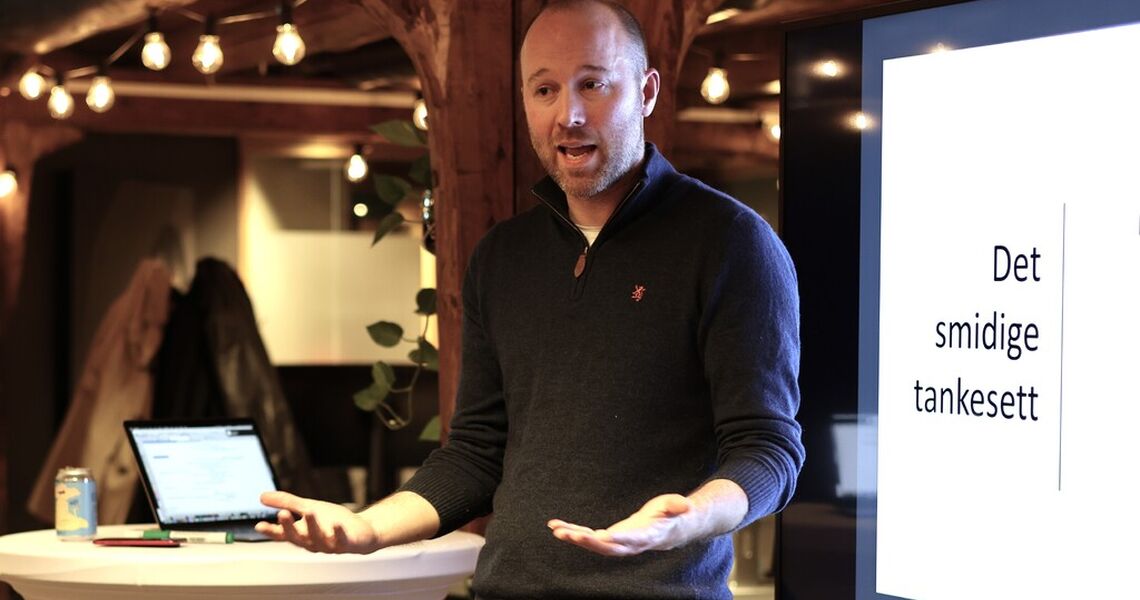 John Inge Hervik holder inspirasjonsforedrag om det smidige tankesettet i praksis. (Foto: Distilled)
