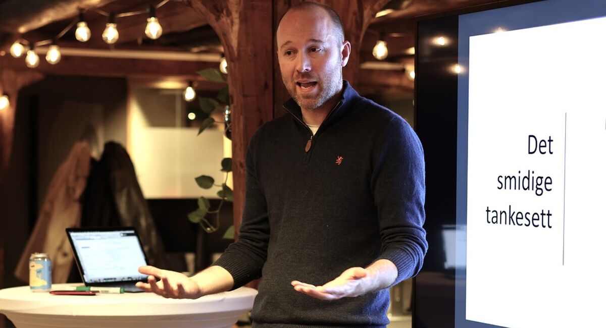 John Inge Hervik holder inspirasjonsforedrag om det smidige tankesettet i praksis. (Foto: Distilled)