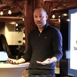 John Inge Hervik holder inspirasjonsforedrag om det smidige tankesettet i praksis. (Foto: Distilled)