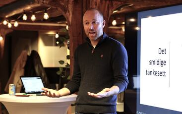 John Inge Hervik holder inspirasjonsforedrag om det smidige tankesettet i praksis. (Foto: Distilled)