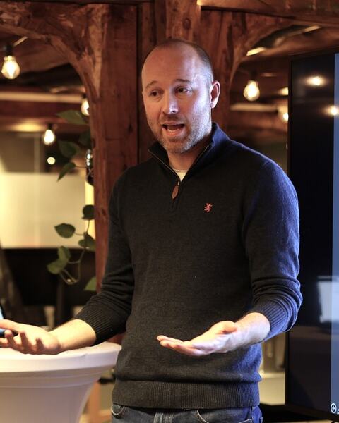 John Inge Hervik holder inspirasjonsforedrag om det smidige tankesettet i praksis. (Foto: Distilled)