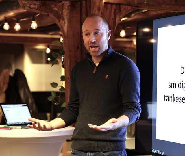 John Inge Hervik holder inspirasjonsforedrag om det smidige tankesettet i praksis. (Foto: Distilled)