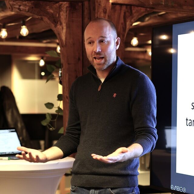 John Inge Hervik holder inspirasjonsforedrag om det smidige tankesettet i praksis. (Foto: Distilled)