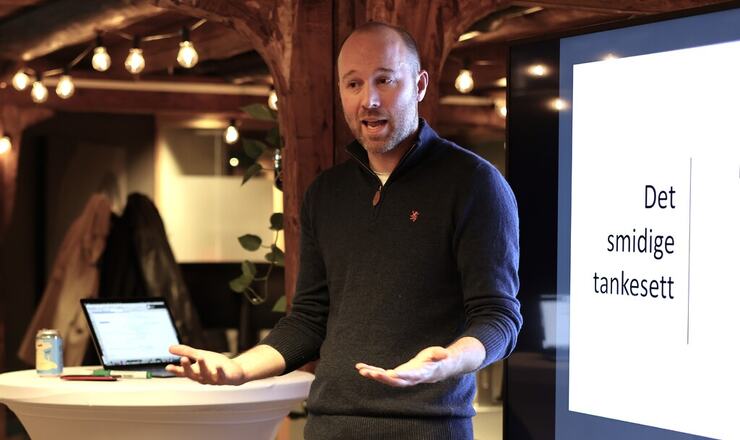 John Inge Hervik holder inspirasjonsforedrag om det smidige tankesettet i praksis. (Foto: Distilled)