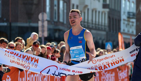 For femte året på rad bryter Tage Morken Augustson målstreken som vinner av maraton i Bergen City Marathon. Denne gang ble det både ny løyperekord og ny personlig bestetid. (Alle foto: Arne Dag Myking)