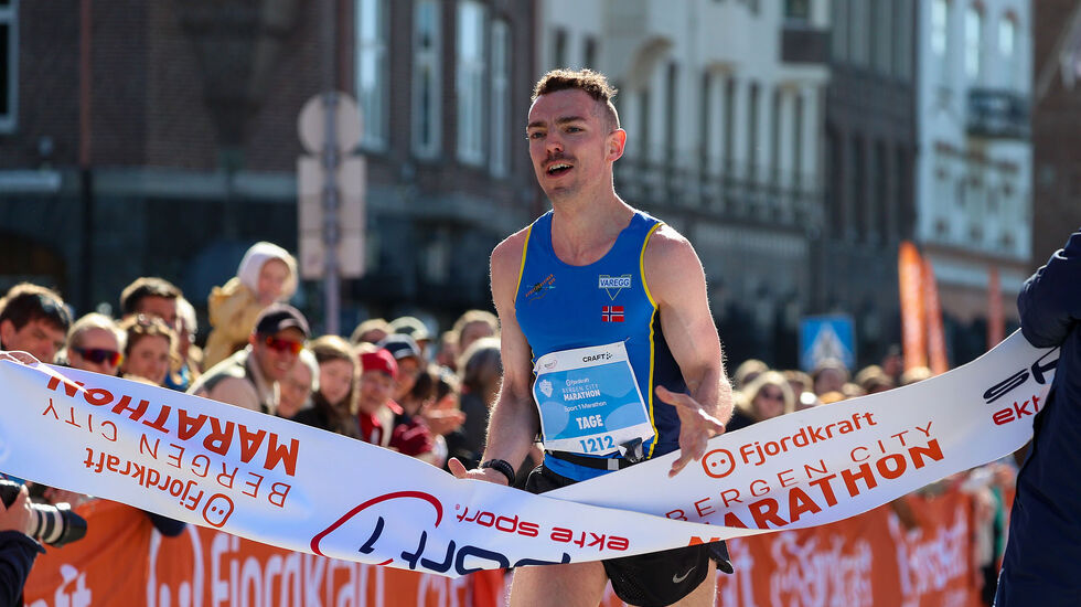 For femte året på rad bryter Tage Morken Augustson målstreken som vinner av maraton i Bergen City Marathon. Denne gang ble det både ny løyperekord og ny personlig bestetid. (Alle foto: Arne Dag Myking)