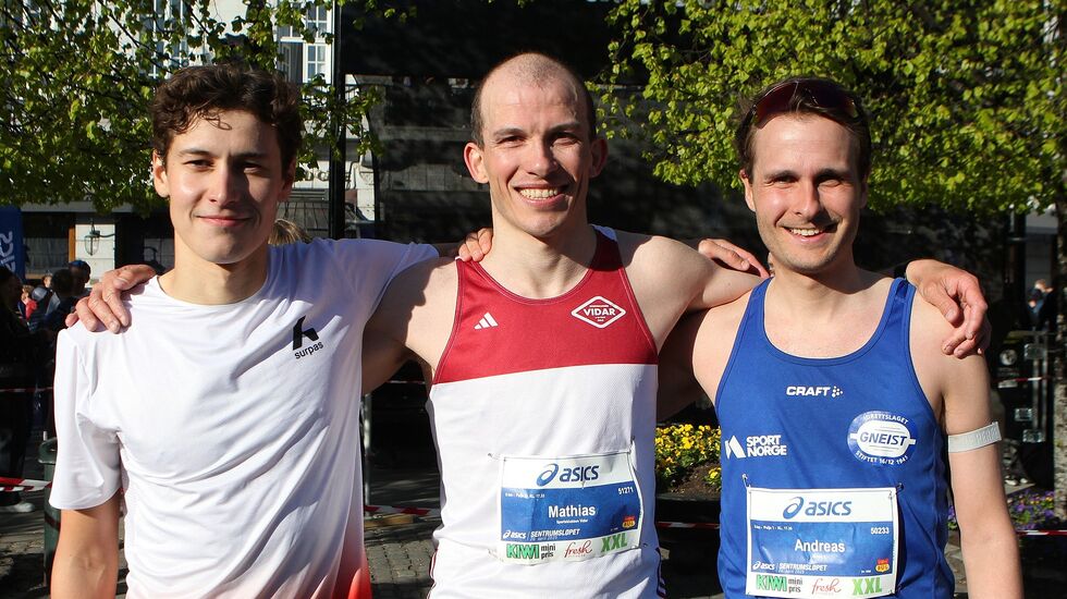 De tre raskste herrene på 5 km (fra venstre): Toeren Sebastian Wernersen, vinneren Mathias Moen og treeren Andreas Iden. (Foto: Kjell Vigestad)