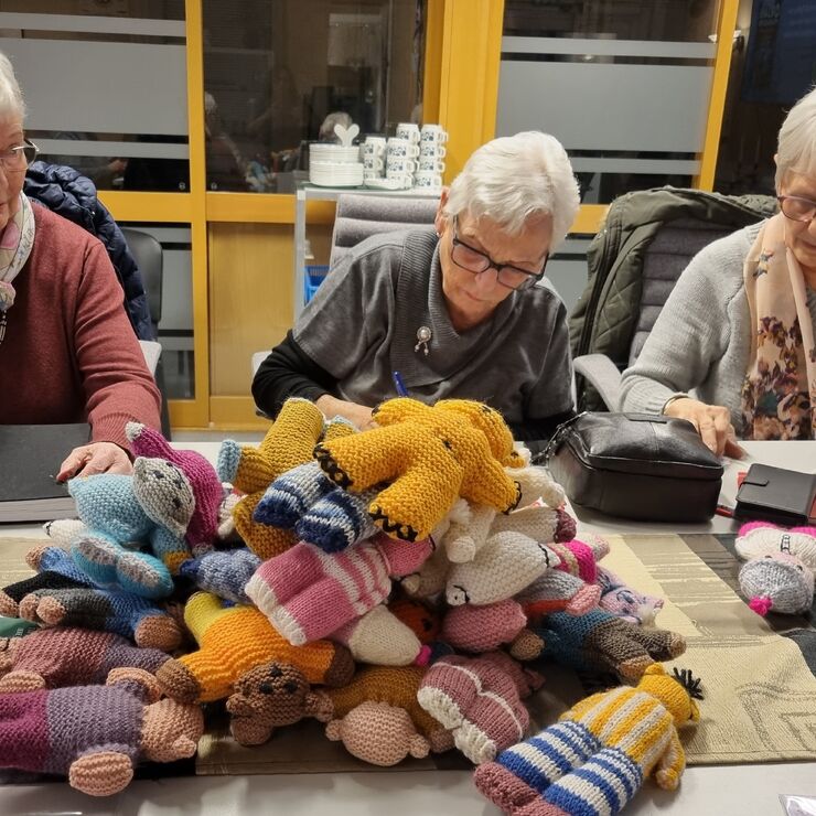 F. v Unni Berntsen, Unni Bogfjellmo og Liv Olsen i gang med å lage merkelapper til bamsevennene. Foto Solbjørg Midtdal